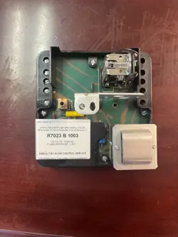 HONEYWELL R7023B1003 120V FLAME SAFEGUARD PROTECTORELAY