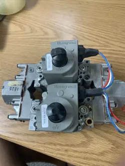 HONEYWELL VR8404P 5046 DUAL GAS VALVE 222-81608-03 SEE
