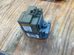 HONEYWELL VR8205S2890 HVAC FURNACE GAS VALVE 624657 IN / OUT 1/2'' USED