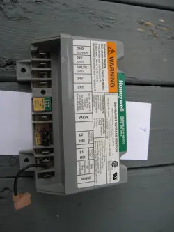 RECLAIMED HONEYWELL FURNACE S8910U HOT SURFACE IGNITION
