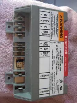 USED HONEYWELL CONTINOUS RETRY IGNITION CONTROL MODULE S8600C