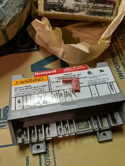 NEW OLD STOCK HONEYWELL FURNACE IGNITION CONTROL BOARD MODULE (S8600M) HVAC REF