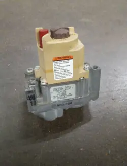 HONEYWELL VR8200H 2002 FURNACE GAS VALVE CARRIER EF32CB207 🔥 USED CHECKED