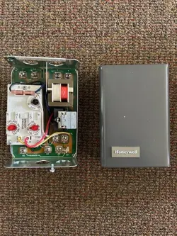 HONEYWELL L8124A1007 - TRIPLE AQUASTAT RELAY