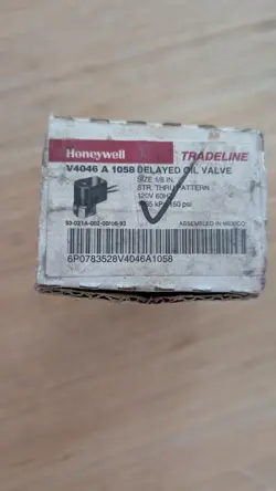NEW OLD STOCK HONEYWELL # V4046-A-1058 DELAYED OIL VALVE # V4046A1058