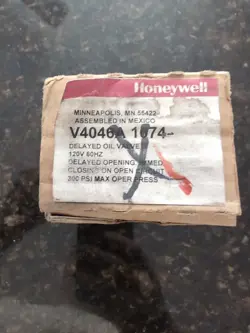 NEW OLD STOCK HONEYWELL # V4046A-1074 DELAYED OIL VALVE # V4046A1074