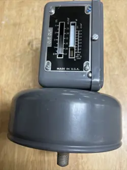 NOS HONEYWELL L408B1024 VAPORSTAT NEW NO BOX