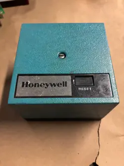 HONEYWELL R7795B1009/ R7795 B1009 UV FLAME BURNER  PRIMARY CONTROL 120V