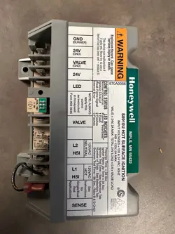 NEW IN BOX HONEYWELL IGNITION MODULE S8910U 1000, L37-928.