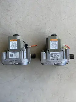 PAIR OF HONEYWELL FURNACE HVAC GAS VALVES 31L8201 & VR8205M -- GOOD USED COND!