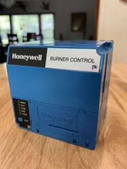 HONEYWELL RM7895C1012 BURNER CONTROL  ** USED FOR ONE YEAR **