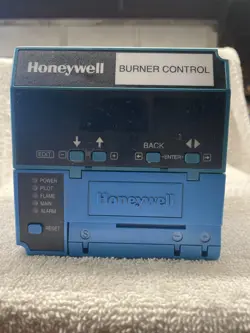 HONEYWELL RM7895 C 1012 BURNER CONTROL RM7895C1012,W/ Q795A1004 BASE