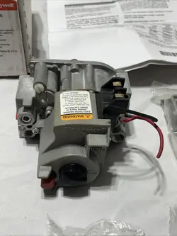 HONEYWELL VR8200A 2132 DUAL VALVE STANDING PILOT COMBINATION GAS CONTROL USED