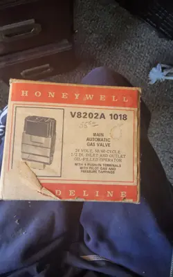 NEW HONEYWELL V8202A 1018 24V 1/2