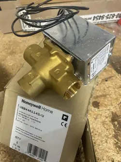 NEW HONEYWELL V8044A1143 - 24V 3/4 NPT. 3 WAY ZONE VALVE 4.0 CV