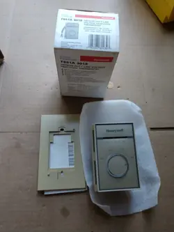 NEW NOS HONEYWELL T651A3018 MEDIUM DUTY LINE VOLTAGE THERMOSTAT BEIGE T651A 3018