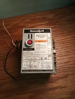 HONEYWELL R8184G1427 OIL BURNER CONTROL PROTECTORELAY
