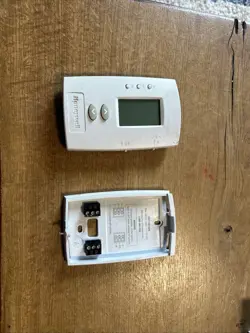 USED HONEYWELL TH2110D1009 /U VERTICAL PROGRAMMABLE THERMOSTAT (USED)