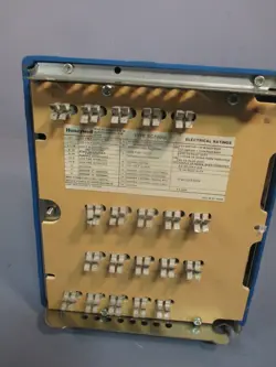 HONEYWELL MICRO COMPUTER BURNER CONTROL SYSTEM BC7000L-1000