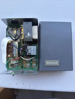 GENUINE HONEYWELL AQUASTAT RELAY L8148E