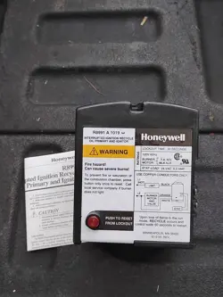 OEM HONEYWELL R8991 A 1019 INTERRUPTED IGNITION OIL PRIMARY AND IGNITOR NEW