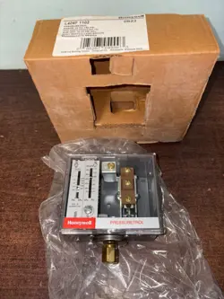 NEW HONEYWELL L404F1102 PRESSURETROL CONTROLLER. B400,409