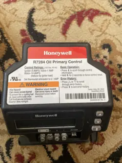 USED HONEYWELL/RESIDEO R7284U1004 OIL BURNER RELAY( MISSING 1 SCREW)