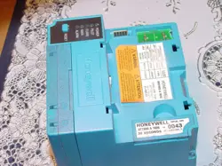 HONEYWELL RM7895A1014 BURNER CONTROL, AC ON-OFF PRIMARY CONTROL W/PRE-PURGE USED