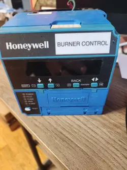 HONEYWELL BURNER CONTROL W/ KEYBOARD DISPLAY