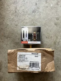 NOS HONEYWELL L4079B1033 PRESSURETROL