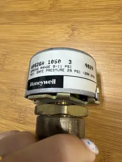 NEW HONEYWELL VP526A1050 3 PNEUMATIC UNITARY 3 WAY VALVE 206026 8-11 PSI