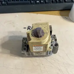 HONEYWELL VR8205 M2443 GAS VALVE (RA)