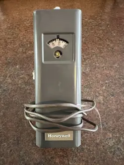HONEYWELL AQUASTAT CONTROLLER L6006C 1018