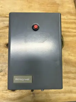 PARTS  HONEYWELL R8182H1070 PROTECTORELAY / HYDRONIC HEATING CONTROL