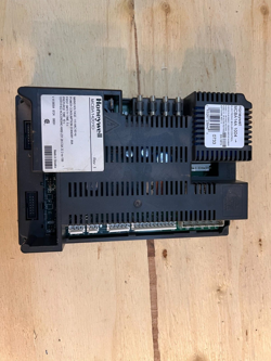 WEIL-MCLAIN ULTRA HONEYWELL MCBA14201D ELECTRONIC BOILER CONTROL BOARD USED