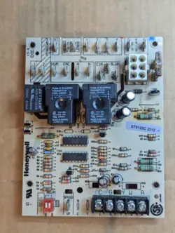 HONEYWELL ST9120C2010 FURNACE CONTROL CIRCUIT BOARD