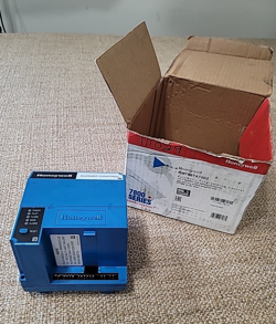 HONEYWELL 7800 SERIES RM7897A1002 AUTOMATIC PROGRAMMING CONTROL