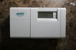 HONEYWELL T8112D1047 5-2 DAY PROGRAMABLE THERMOSTAT T8112D