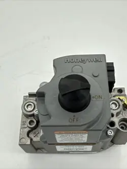 HONEYWELL VR8305M4884 NAT GAS VALVE NOS