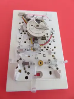 HEATING-COOLING THERMOSTAT