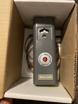 HONEYWELL L4008E1271 /  REMOTE BULB AQUASTAT CONTROLLER / LAARS / NEW!!!