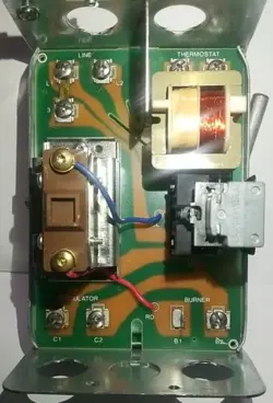 HONEYWELL L8148A1017 120V HIGH LIMIT AQUASTAT RELAY