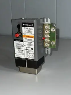 HONEYWELL R8184M1051 OIL BURNER CONTROL 47055 - TESTED
