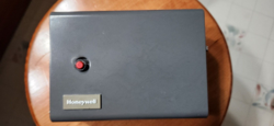 HONEYWELL R8182D1129 TRIPLE AQUASTAT RELAY