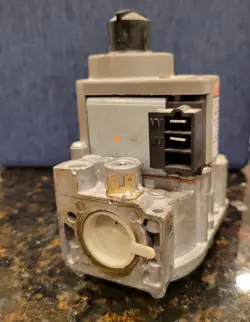 HONEYWELL VR8305M4801 24V DUAL DIRECT IGNITION GAS VALVE