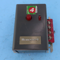 VINTAGE WORKING HONEYWELL R8184G 1369 PRIMARY CONTROL FOR OIL BURNER R8184G1369