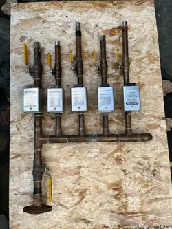BOILER DISTRIBUTION MANIFOLD WITH 5 HONEYWELL 24 VOLT  ZONE VALVES