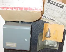 HONEYWELL TRIPLE AQUASTAT CONTROLLER L6081A 1010 USA NOS