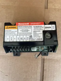 HONEYWELL S8610U3009  IGNITION CONTROL MODULE S8610U 55422.   (L214) USED
