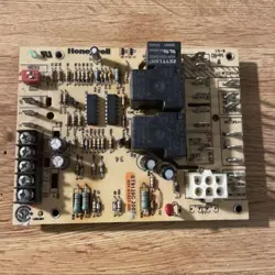 YORK HONEYWELL ST9120C 2002 031-01237-000 CIRCUIT BOARD, USED